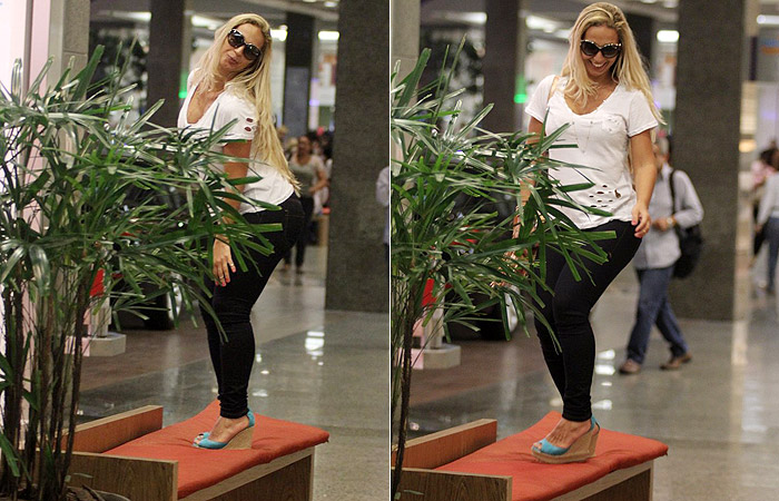 Valesca Popozuda sobe em banco para fazer pose em shopping