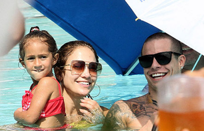 Jennifer Lopez se aborrece com paparazzi por atrapalharem momento relax na piscina
