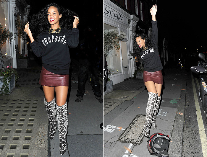 Rihanna circula de minissaia e botas de cobra