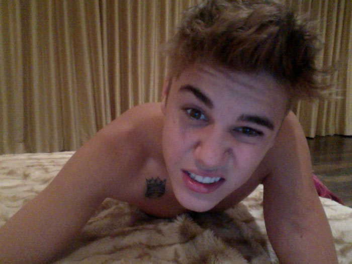 Justin Bieber posta foto sem camisa e exibindo nova tatuagem