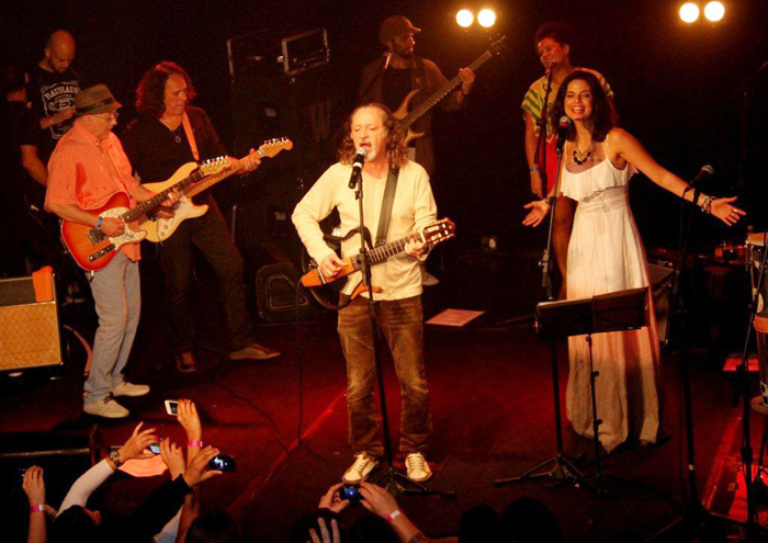 Alceu Valença canta com a Banda Moinho, no Rio