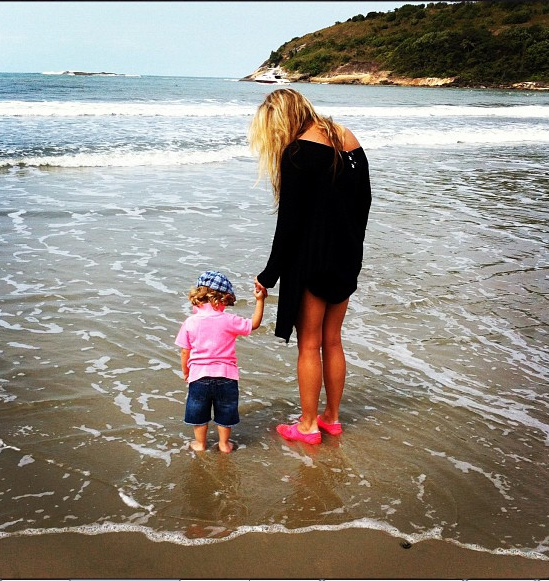 Adriane Galisteu aproveita dia na praia com o filho