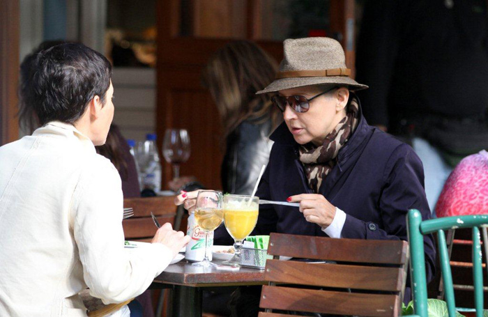 De chapéu e sobretudo, Betty Lago almoça com amiga no Rio