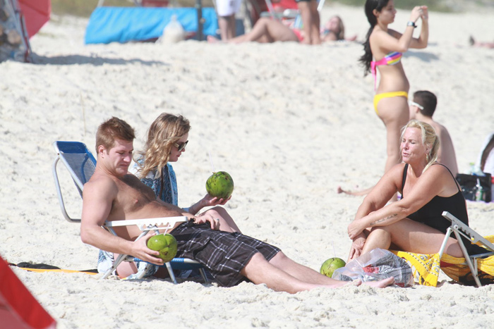 Diego Alemão aproveita domingo na praia