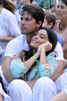 Juliana Paes relaxa nos braços do marido em meditação coletiva