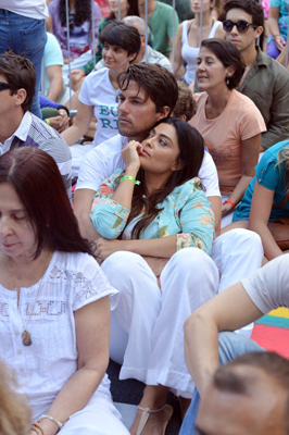 Juliana Paes relaxa nos braços do marido em meditação coletiva