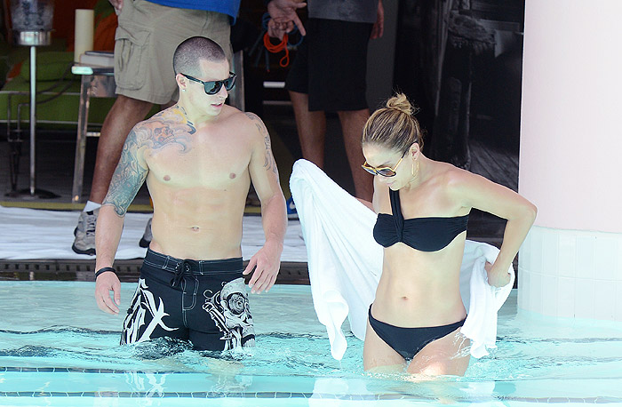 Jennifer Lopez exibe abdômen sarado em piscina de Miami