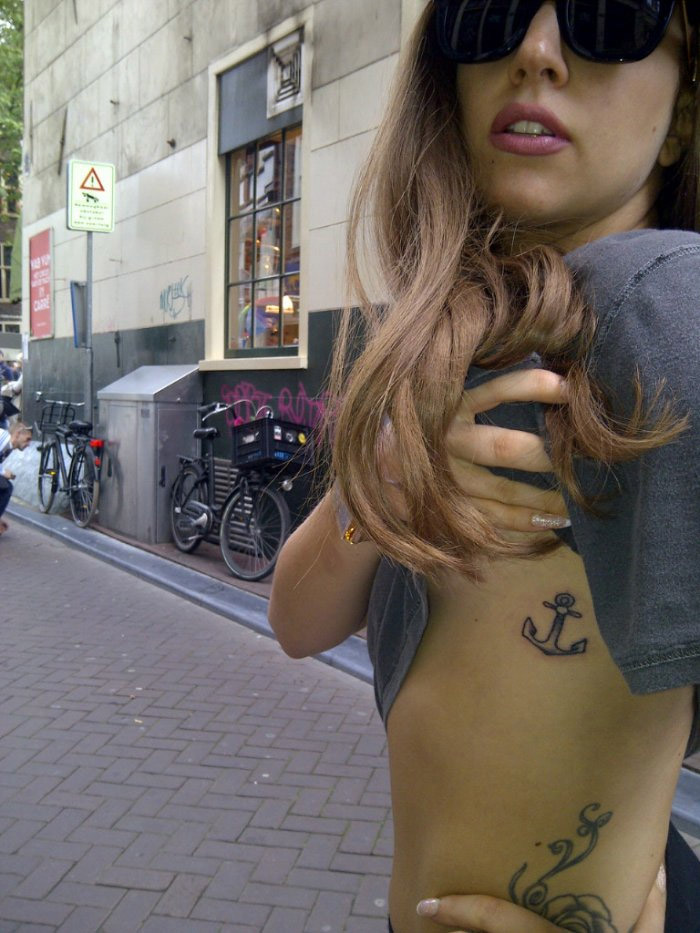 Lady Gaga faz nova tatuagem. Confira qual!