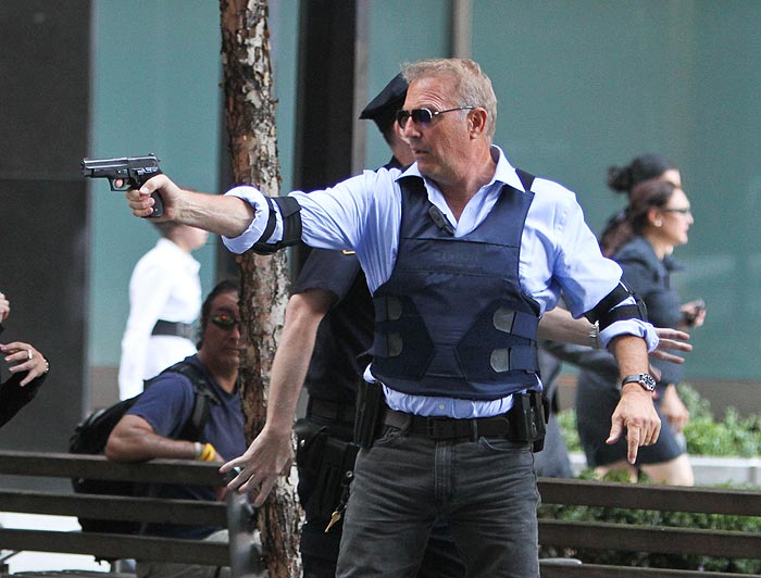 Kevin Costner roda cena de filme com arma em punho em Nova York