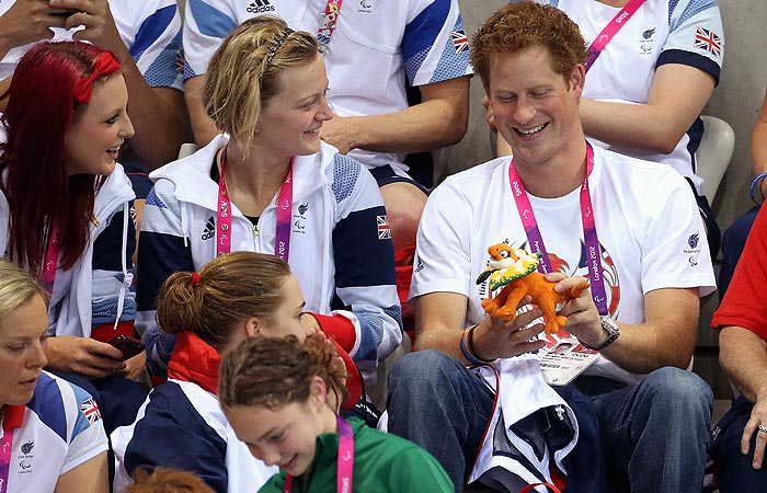 Príncipe Harry atende aos fãs durante Jogos Paralímpicos