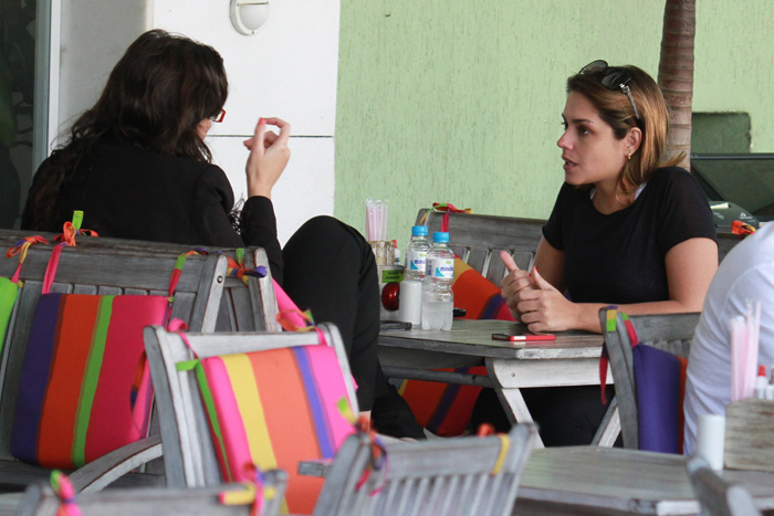 Thaís Fersoza almoça com amiga na Barra