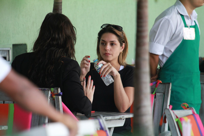 Thaís Fersoza almoça com amiga na Barra