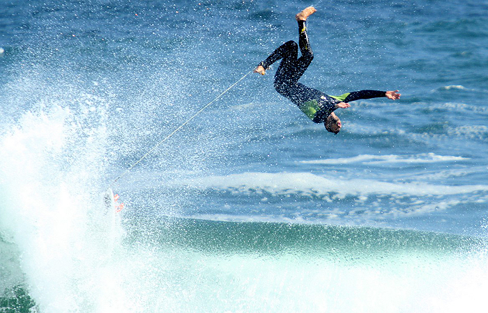 Cauã Reymond “voa” ao ser derrubado por onda durante surfe