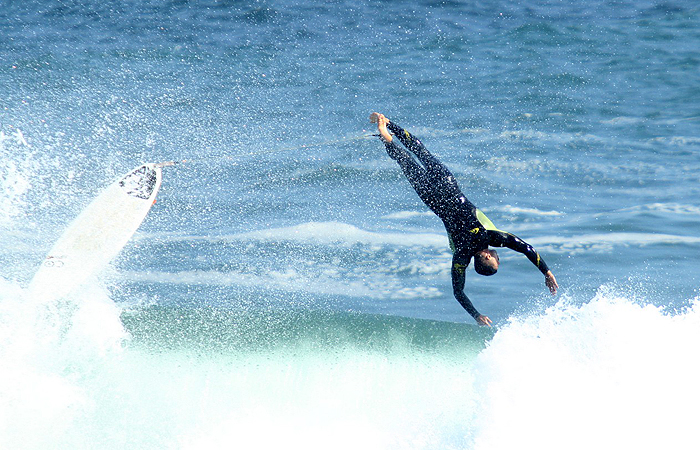 Cauã Reymond “voa” ao ser derrubado por onda durante surfe