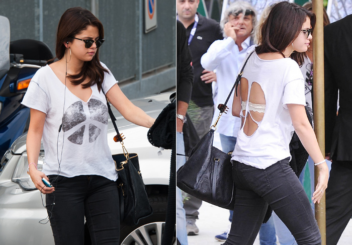Selena Gomez deixa sutiã à mostra sob a blusa, durante passeio em Veneza