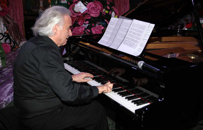 Maestro João Carlos Martins toca piano em evento Ofuxico