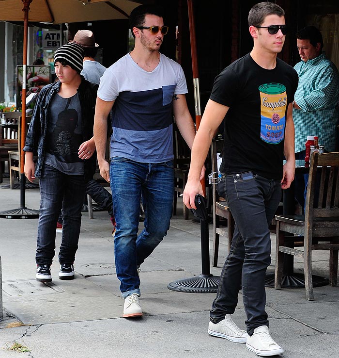 Nick Jonas almoça com os irmãos em West Hollywood e é multado