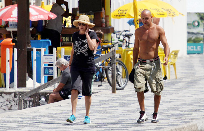 Betty Lago se exercita no Rio de Janeiro ao lado do filho