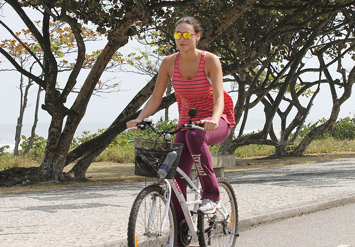 Débora Nascimento pedala na orla na véspera do feriadão