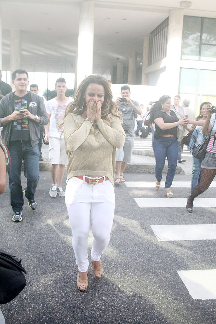 Bastante assediada, Viviane Araújo distribui sorrisos no Aeroporto