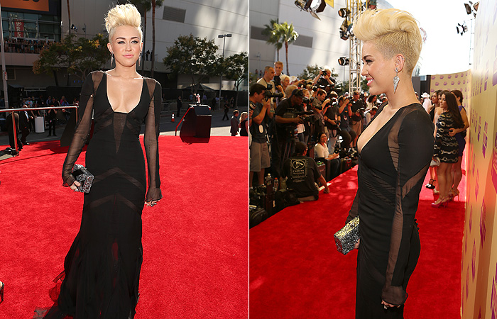 Miley Cyrus atravessa tapete vermelho do VMA cheia de glamour