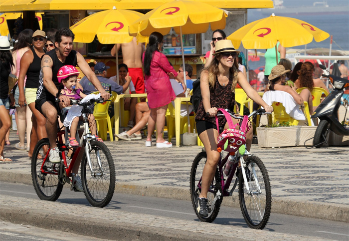 Dia de sol no Rio e Ingrid Guimarães curte passeio de bike com a família