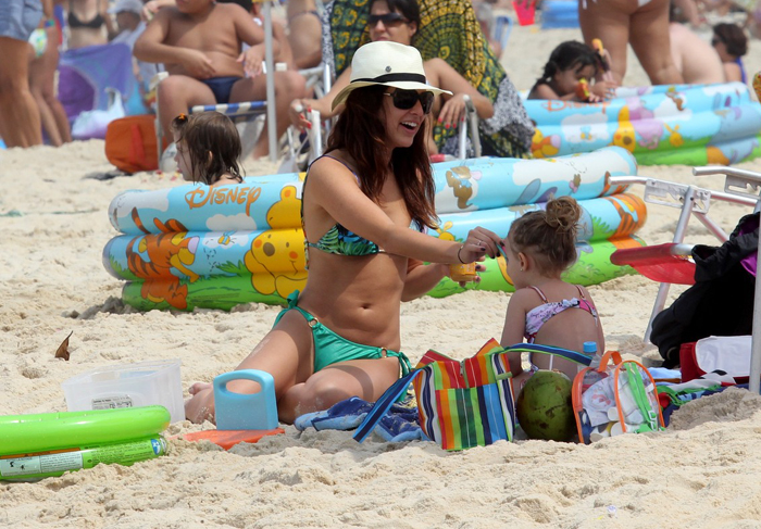 Fernanda Paes Leme dá papinha para a filha de Fernanda Rodrigues, na praia