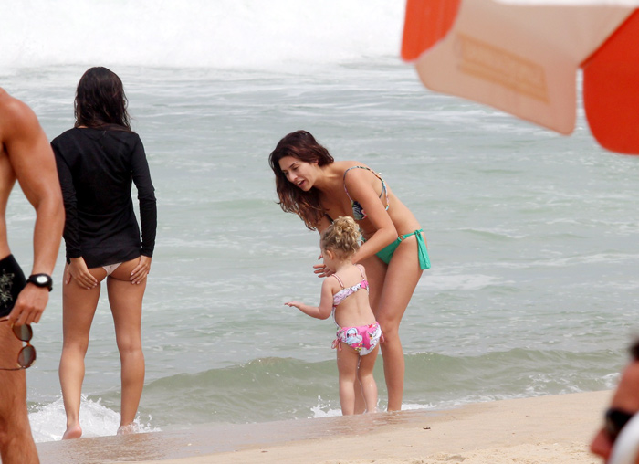 Fernanda Paes Leme dá papinha para a filha de Fernanda Rodrigues, na praia