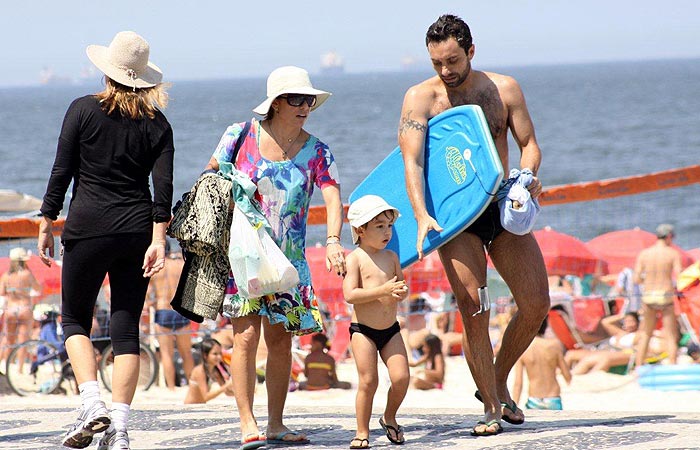 Cissa Guimarães curte praia com o filho e o neto