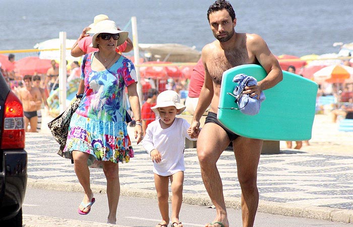 Cissa Guimarães curte praia com o filho e o neto