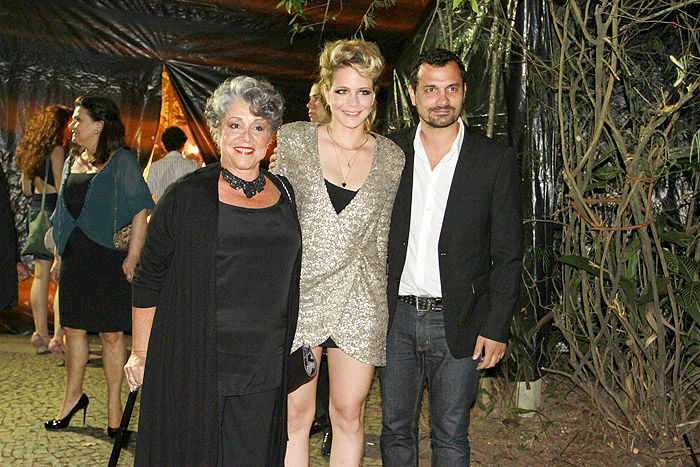 Leandra Leal comemora 30 anos com festa em mansão carioca