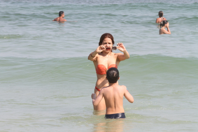 Nívea Stelmann curte dia na praia com o filho