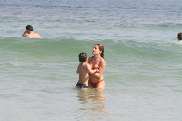 Nívea Stelmann curte dia na praia com o filho