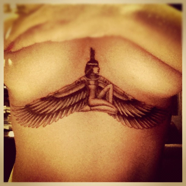 Rihanna faz tatuagem da deusa egípcia Ísis nos seios