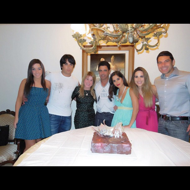 Zilu posta foto com Zezé Di Camargo e toda a família