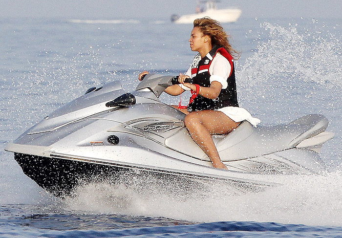 Beyoncé mostra as habilidades pilotando jet-ski