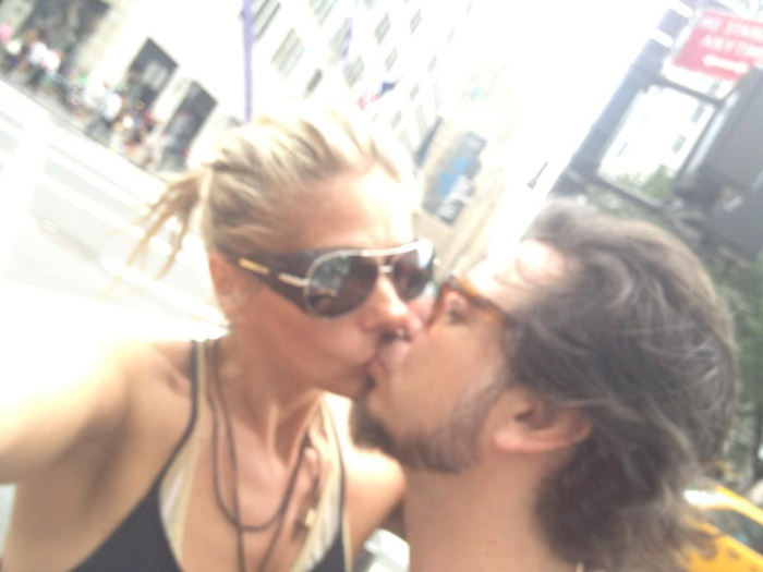 Adriane Galisteu posta foto beijando o marido e se declara