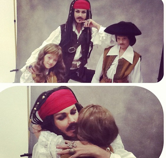 Xuxa se caracteriza como Jack Sparrow e Jessie, do Toy Story