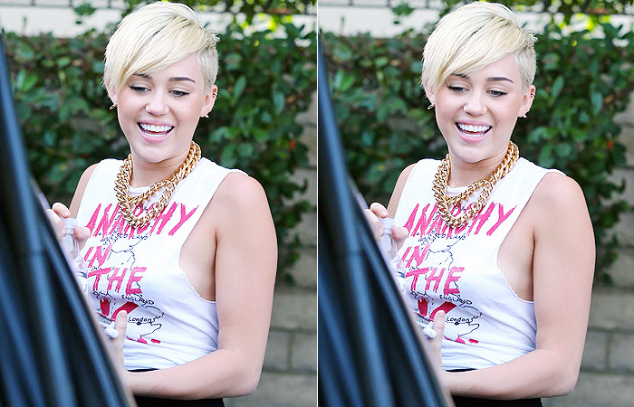 Miley Cyrus deixa parte dos seios à mostra usando regata sem sutiã