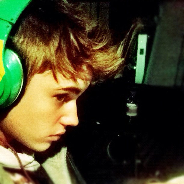Justin Bieber usa fone com bandeira do Brasil