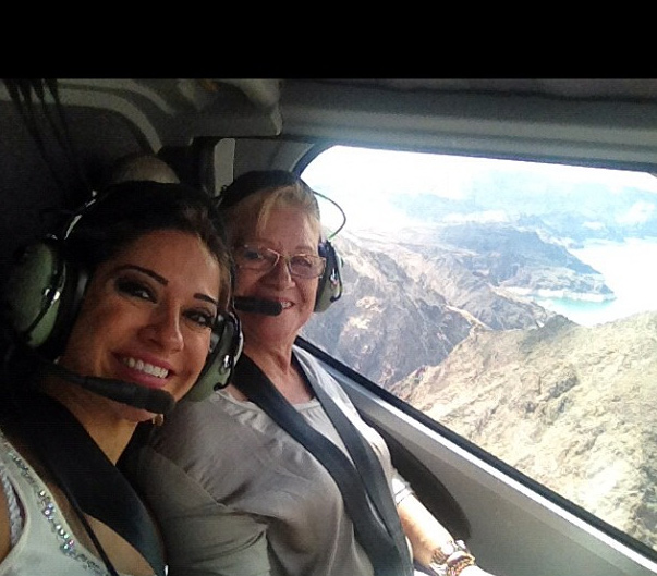 Mayra Cardi mostra passeio de helicóptero com a família