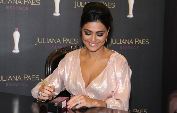 Juliana Paes arrasa no lançamento de sua fragrância Ofuxico