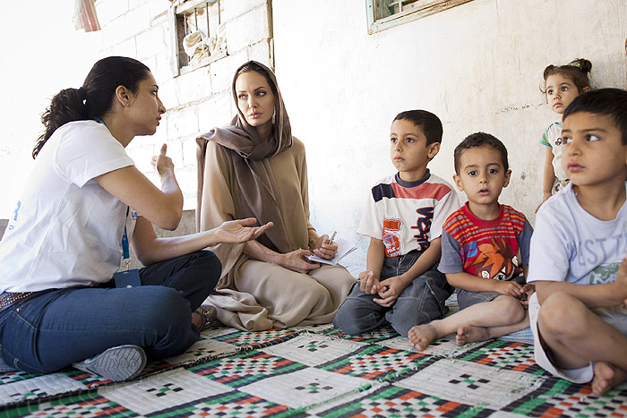 Angelina Jolie usa véu para visitar campo de refugiados no Líbano