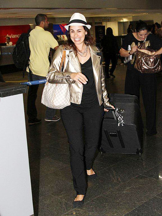 Daniela Escobar também passou pelo aeroporto na noite de quarta-feira (12)