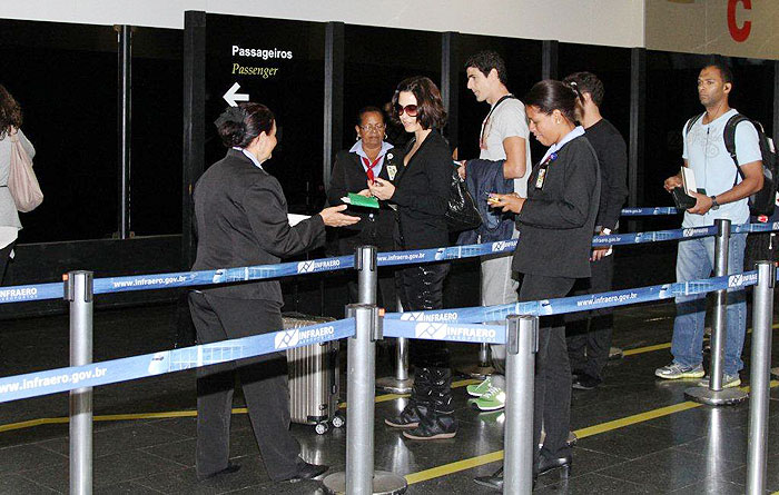 Guilhermina Guinle mostra passaporte antes de embarcar