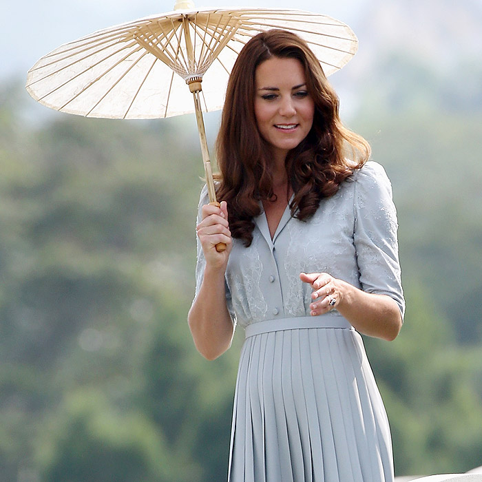 Kate Middleton volta a exibir barriguinha suspeita