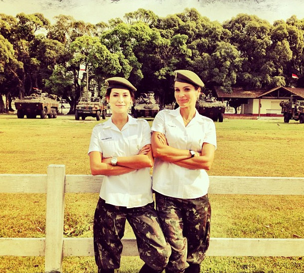 Flavia Alessandra e Fernanda Paes Leme posam como militares