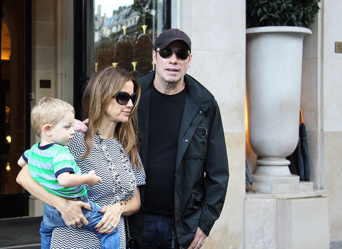  John Travolta e a esposa passeiam com o filho caçula por Paris