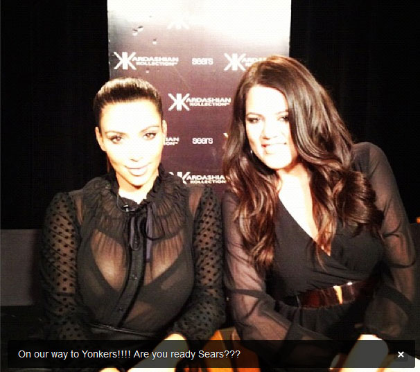 Kim Kardashian exibe sutiã em blusa transparente
