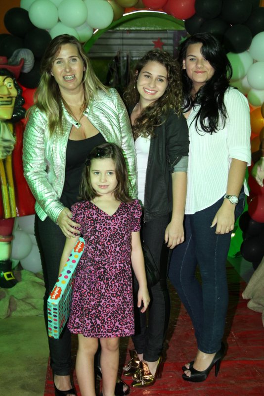 Andreia Sorvetão com as filhas Maria Eduarda, Giovanna e uma amiga
